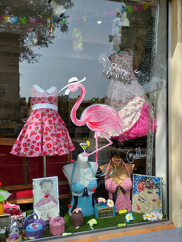 Peinture sur vitrine artistique Flamant Rose en mode Chill - Identité visuelle commerces