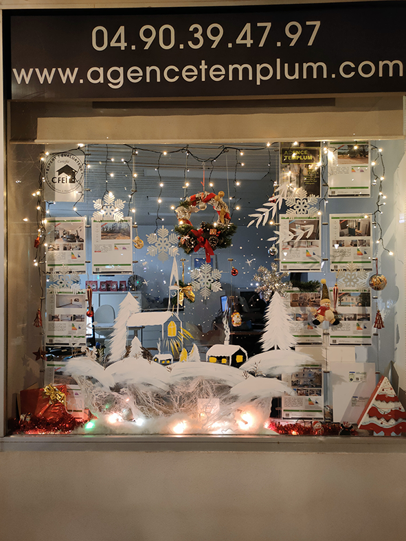 Décoration hivernale sur vitrine agence immobilière paysage enneigé peint à la main