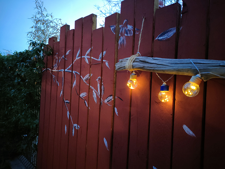 Peinture artistique sur palissade jardin oiseaux et branches - Aménagement extérieur Hors Cadre